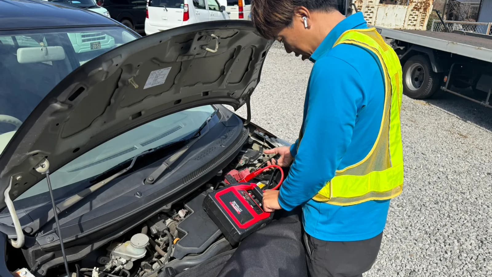 カチカチ音の原因：ソレノイドスイッチとバッテリー電圧の関係