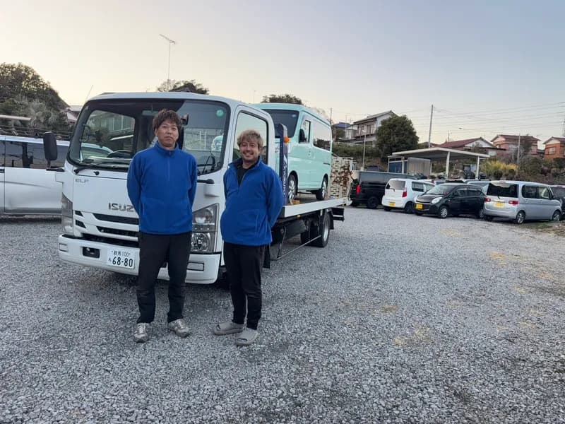 合同会社fellowsのスタッフとレッカー車