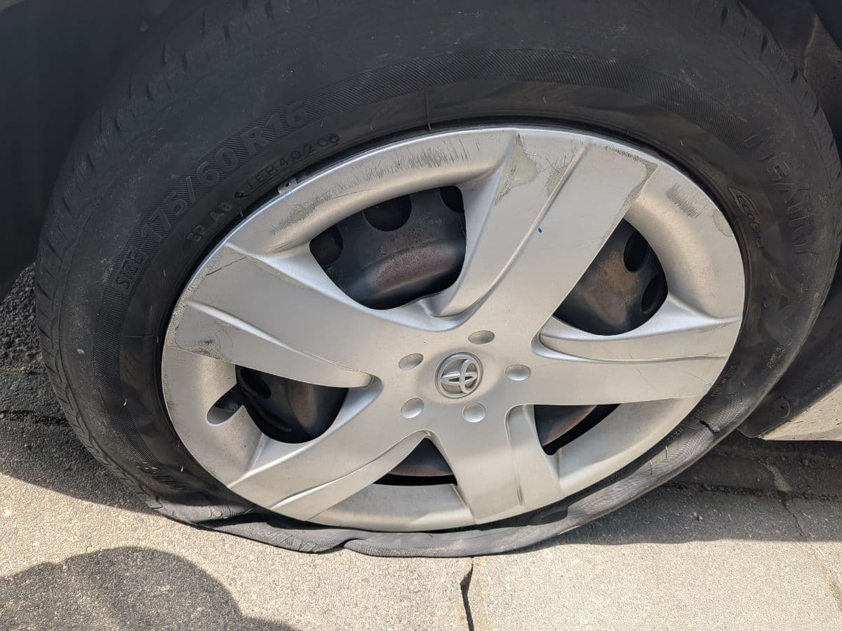 群馬県高崎市でのトヨタ ラクティスのパンク・タイヤトラブル救援の様子