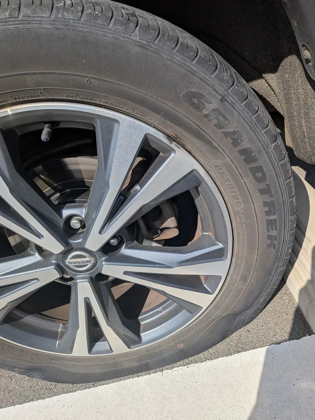 群馬県伊勢崎市での日産 X トレイルのレッカー搬送救援の様子