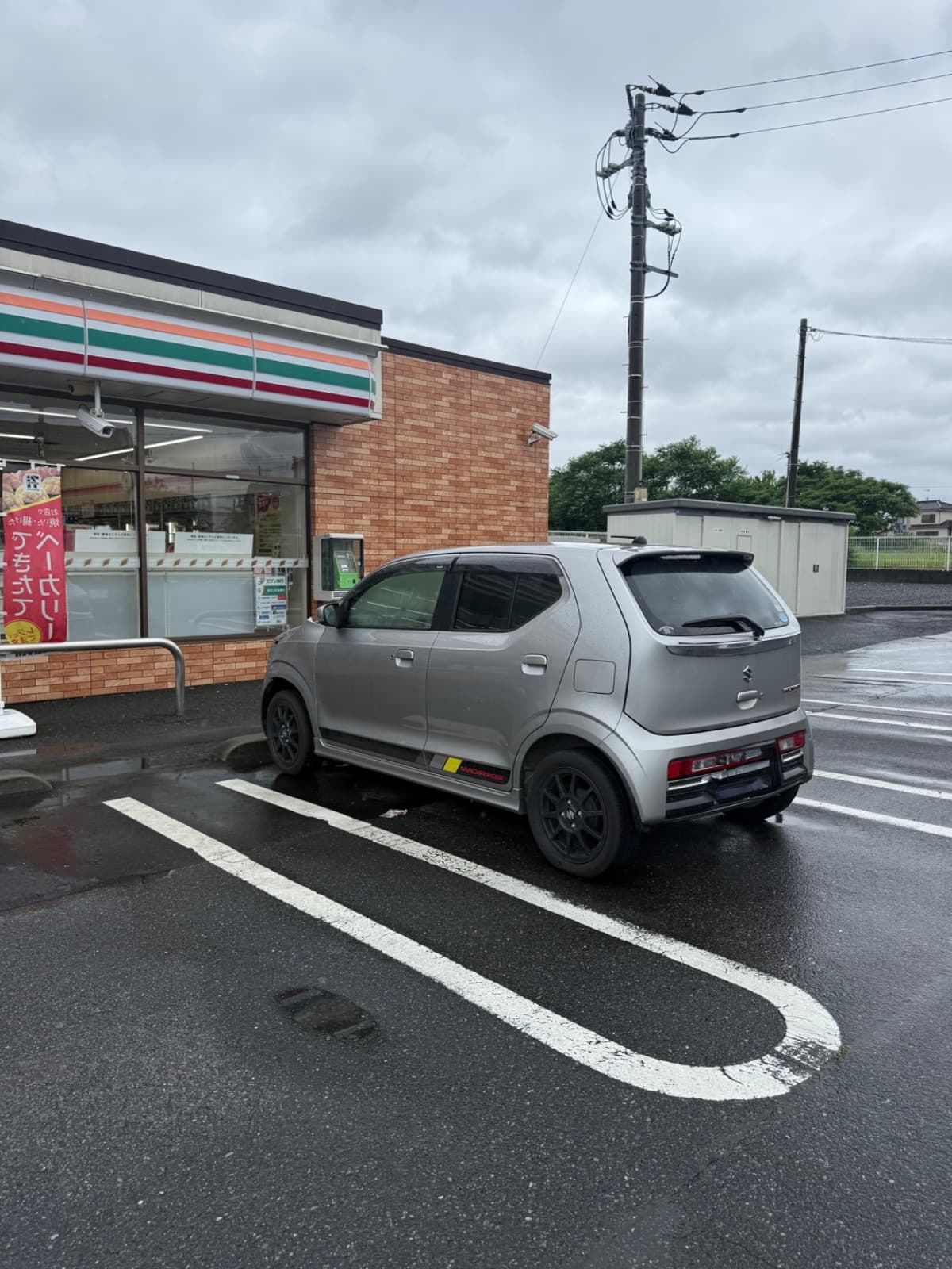 埼玉県桶川市でのスズキ アルトの接触事故にてタイヤの軸が曲がってしまった救援の様子