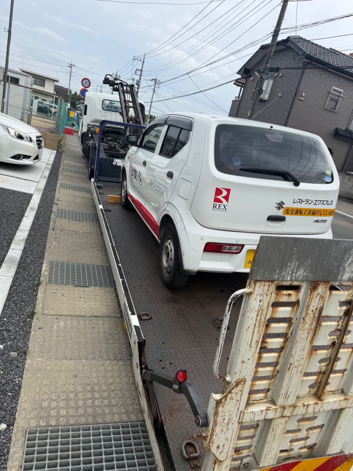 群馬県太田市でのスズキ アルトのレッカー搬送救援の様子