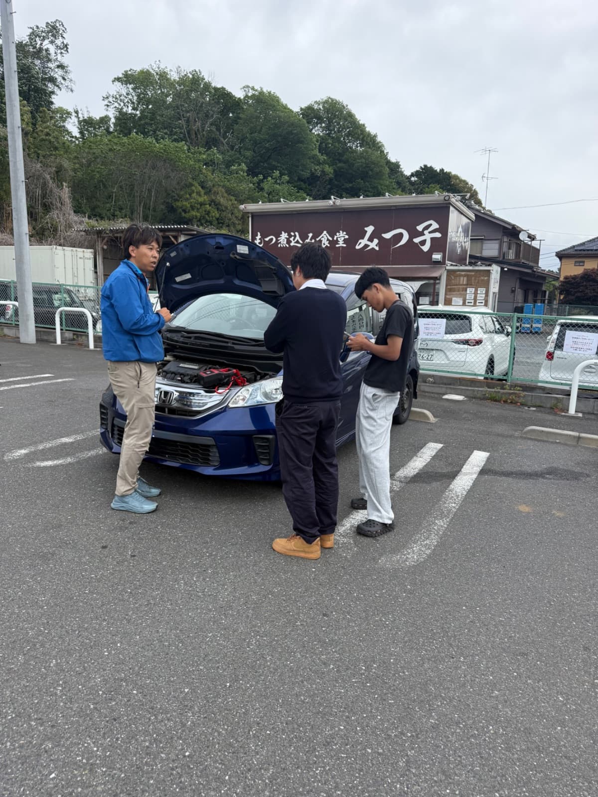 埼玉県入間市でのホンダ フリードのバッテリー上がり救援の様子