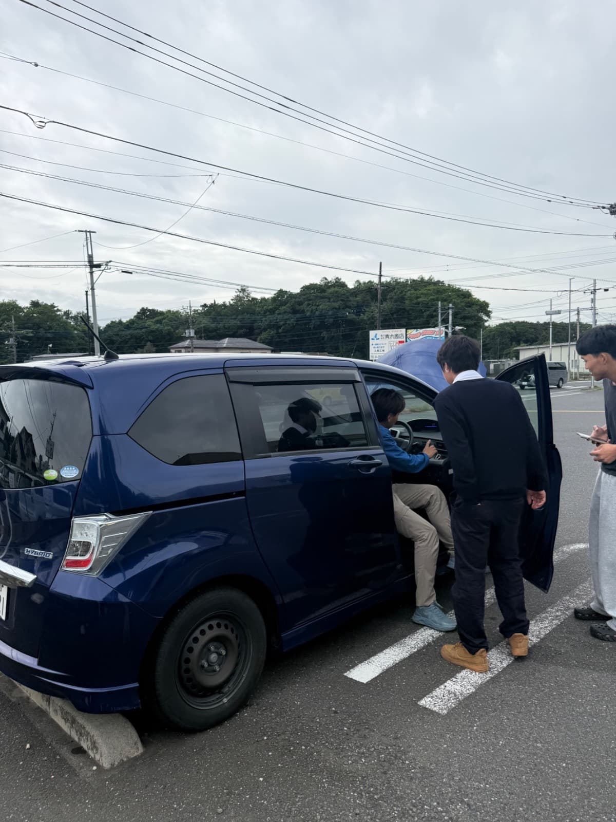 埼玉県入間市でのホンダ フリードのバッテリー上がり救援の様子