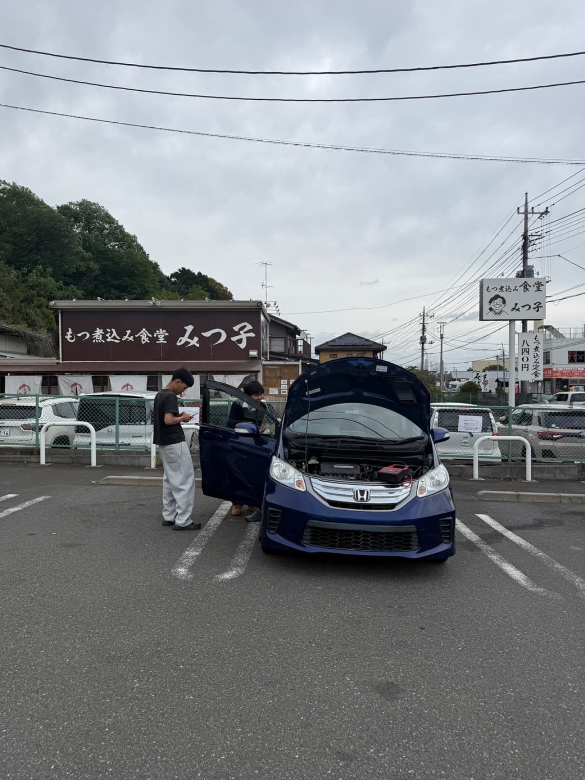 埼玉県入間市でのホンダ フリードのバッテリー上がり救援の様子
