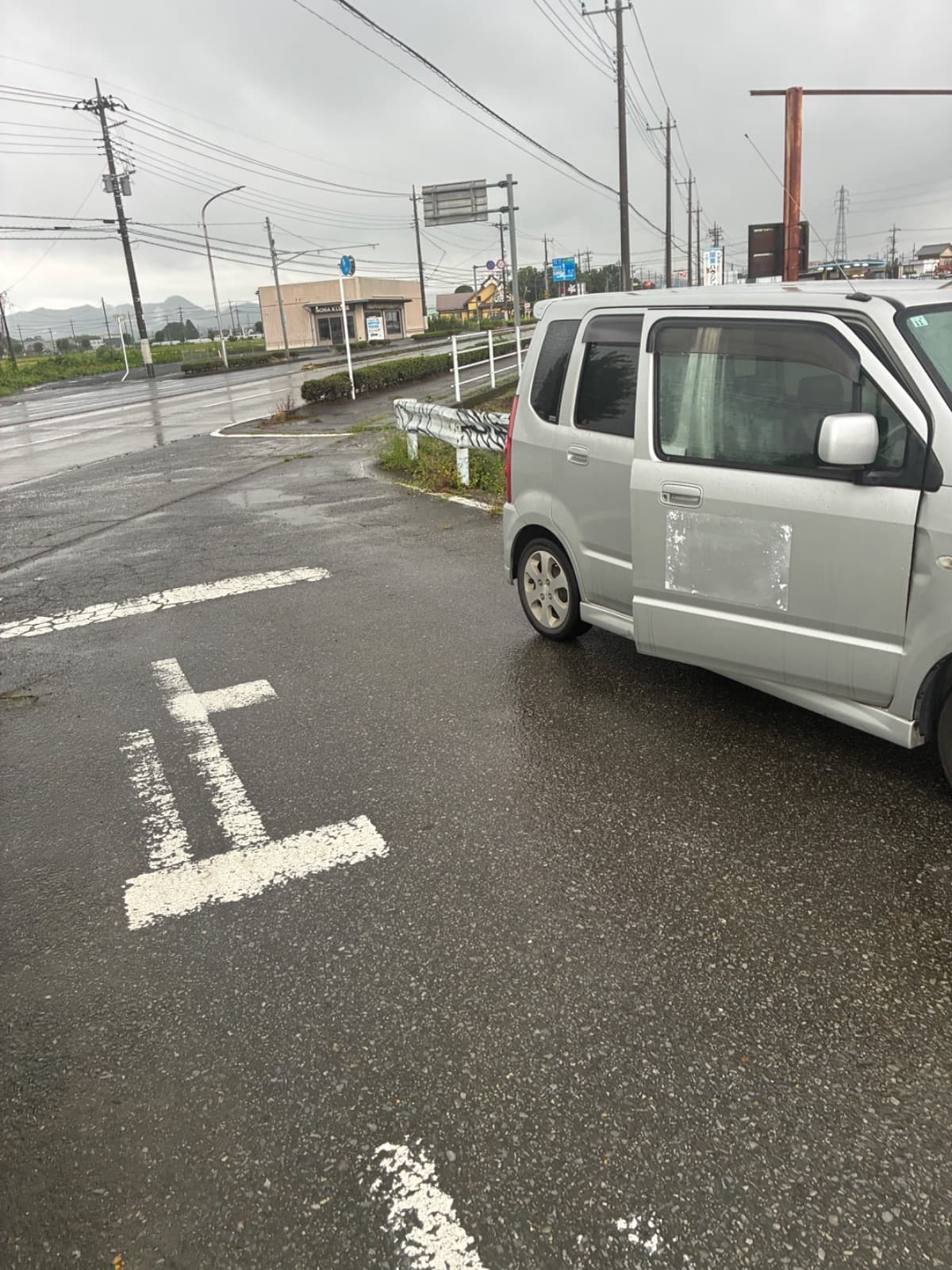 栃木県佐野市でのマツダ AZワゴンのバッテリー上がり、エンジンかからず。
バッテリー以外にもおそらく点火系の故障救援の様子