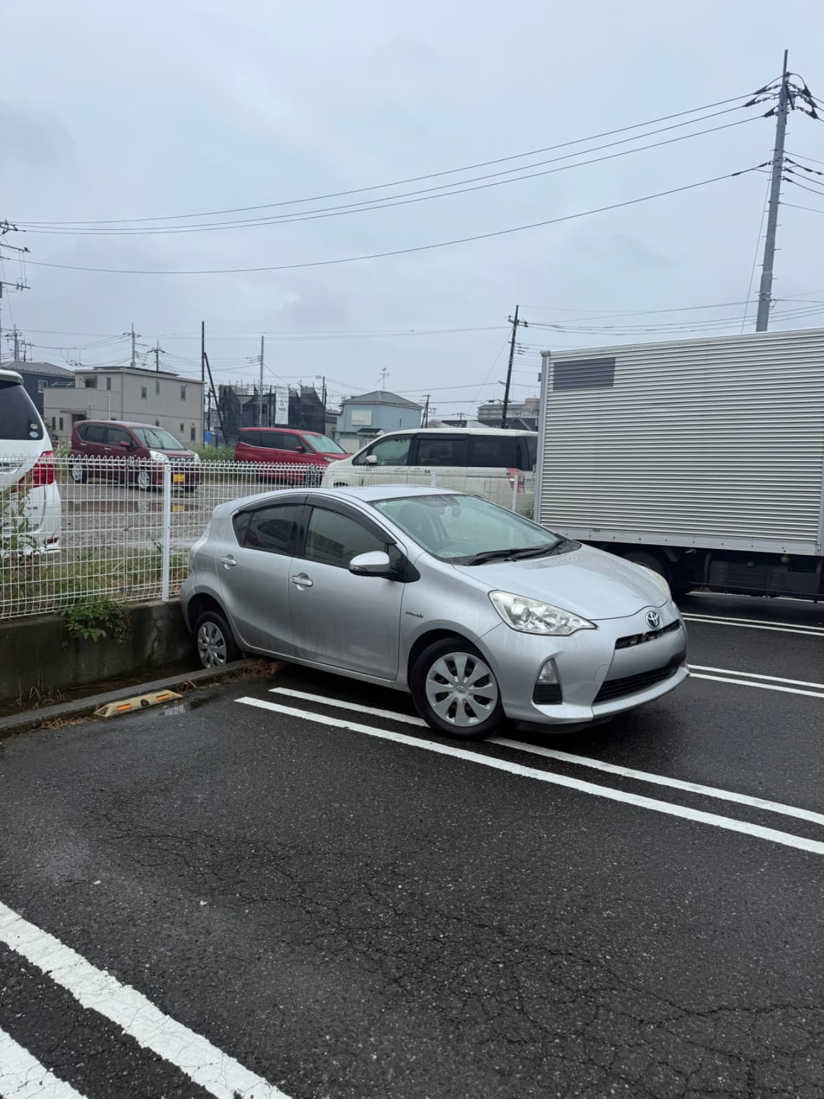 埼玉県八潮市でのトヨタ アクアの脱輪救出救援の様子
