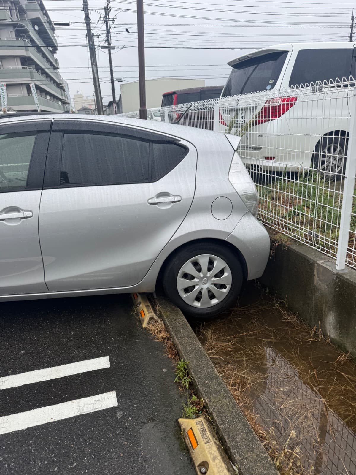 埼玉県八潮市でのトヨタ アクアの脱輪救出救援の様子