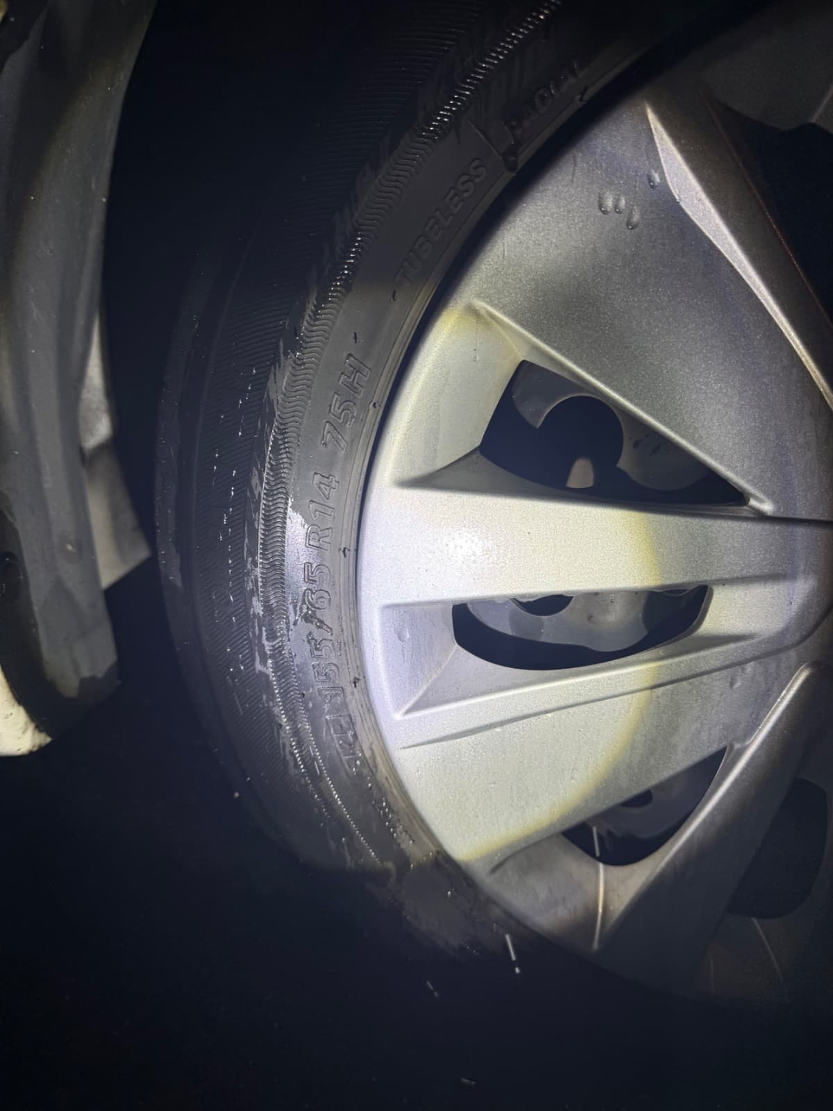 栃木県鹿沼市での日産 デイズのパンク・タイヤトラブル救援の様子