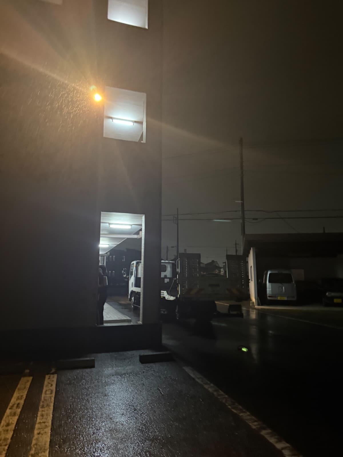 栃木県鹿沼市での日産 デイズのパンク・タイヤトラブル救援の様子