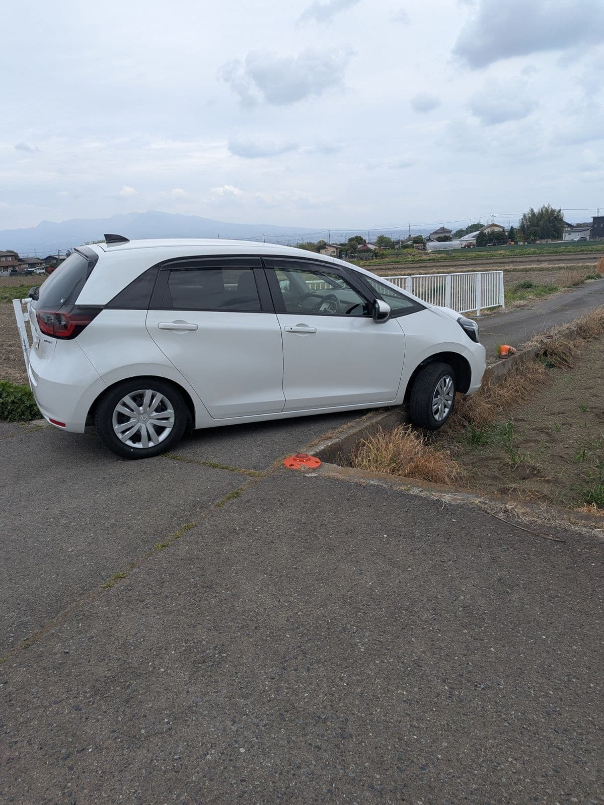 群馬県高崎市でのホンダ フィットの右前輪脱輪救援の様子