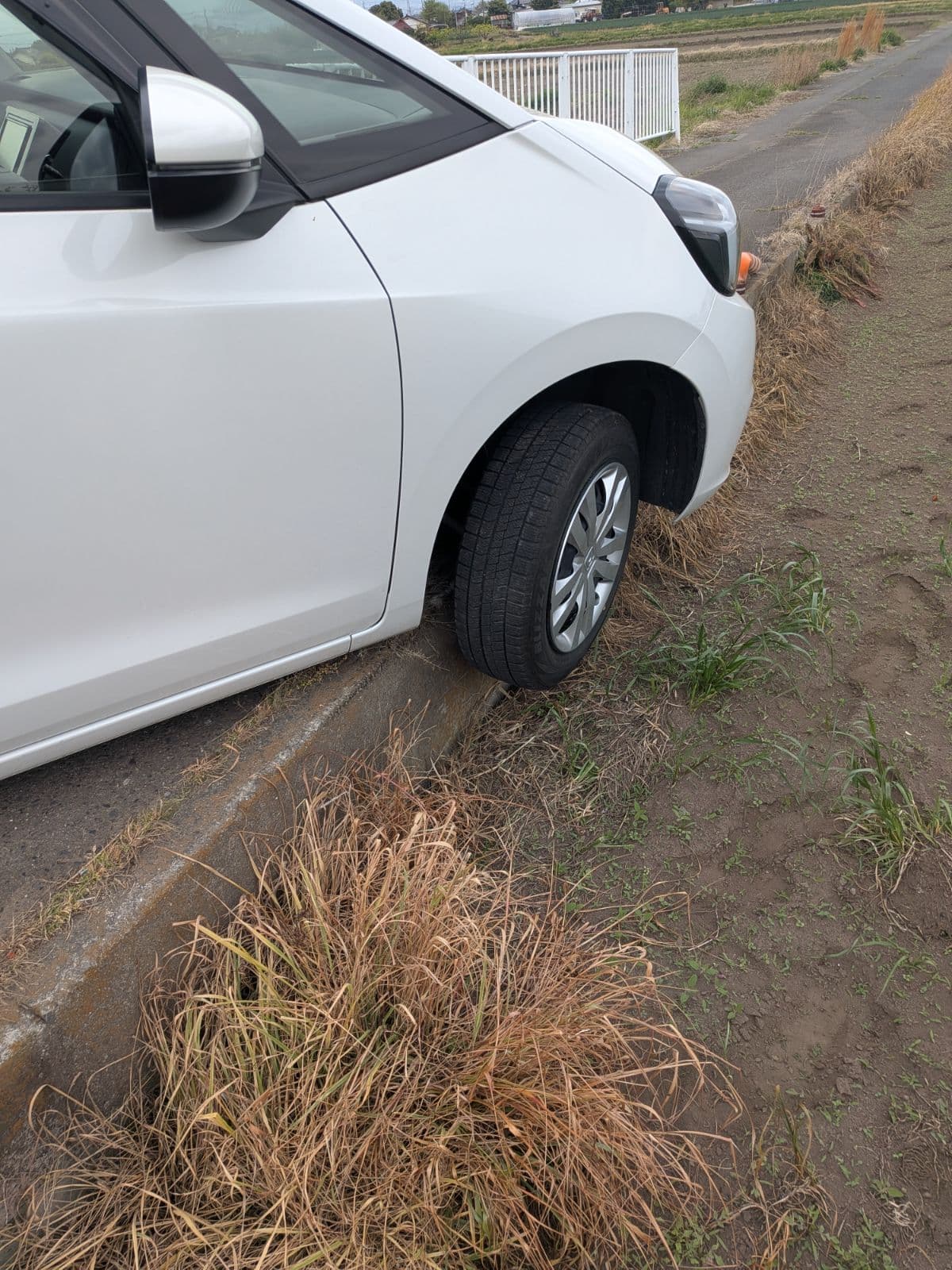 群馬県高崎市でのホンダ フィットの右前輪脱輪救援の様子