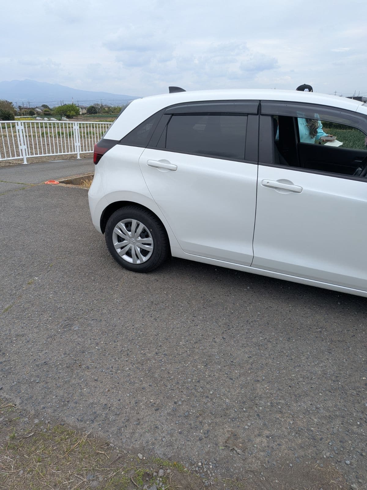 群馬県高崎市でのホンダ フィットの右前輪脱輪救援の様子