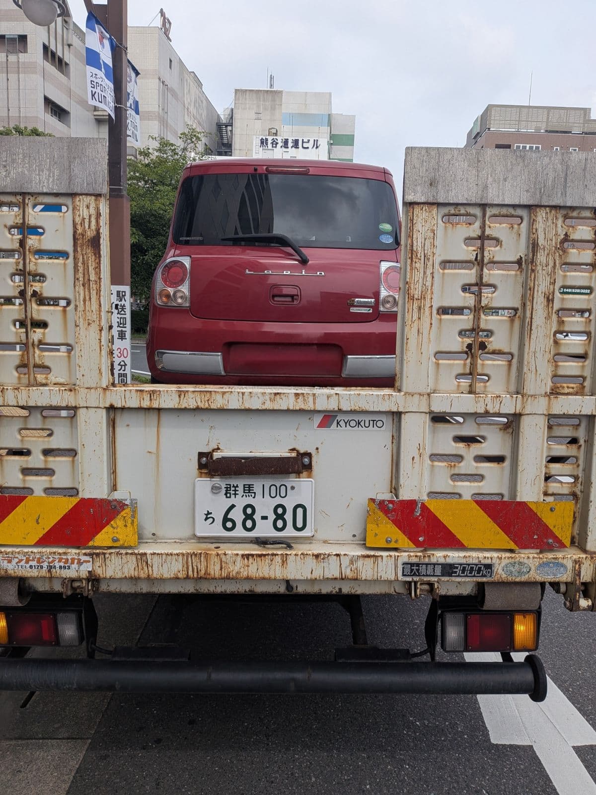 埼玉県熊谷市でのスズキ ラパンのレッカー搬送救援の様子