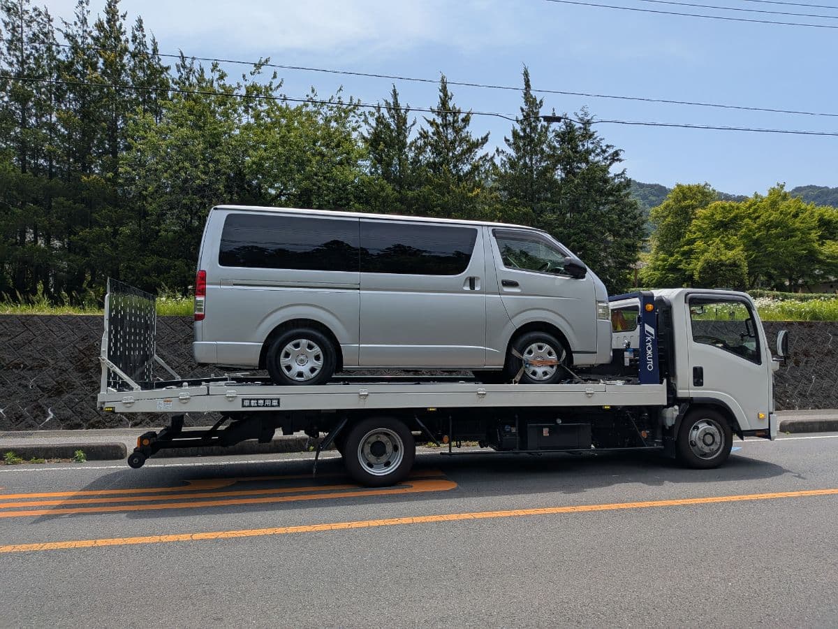 栃木県日光市でのトヨタ ハイエースのパンク・タイヤトラブル救援の様子