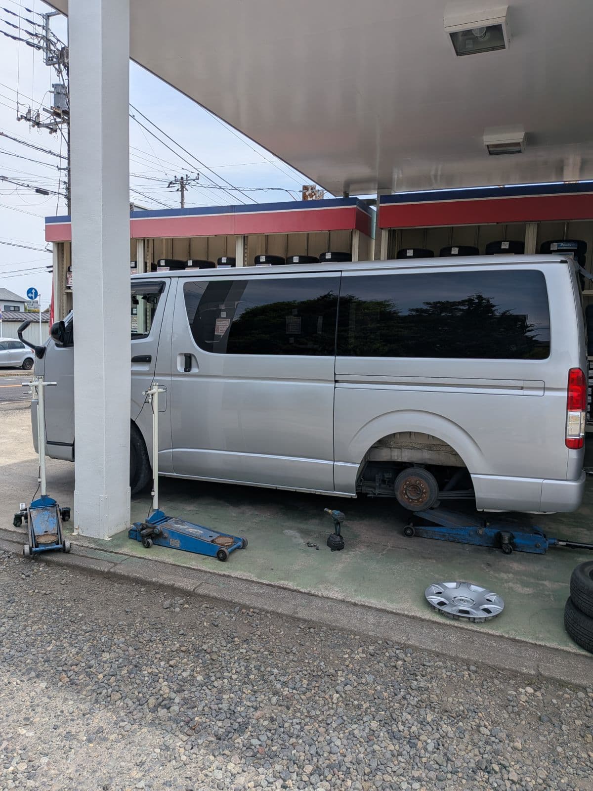 栃木県日光市でのトヨタ ハイエースのパンク・タイヤトラブル救援の様子