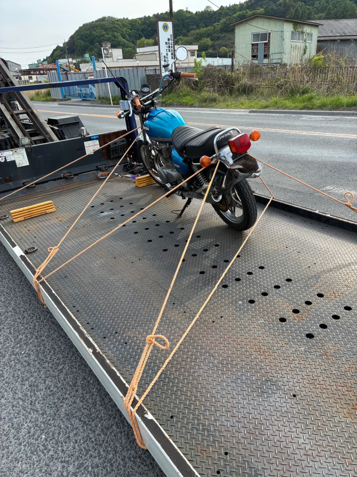 栃木県佐野市でのホンダ ホークのクラッチワイヤー切れ救援の様子