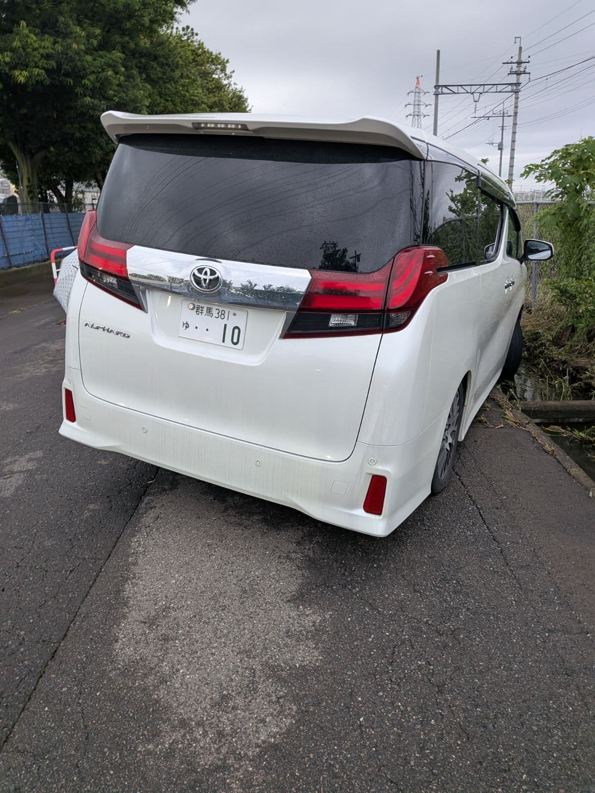群馬県太田市でのトヨタ アルファードの道横の用水路に脱輪救援の様子