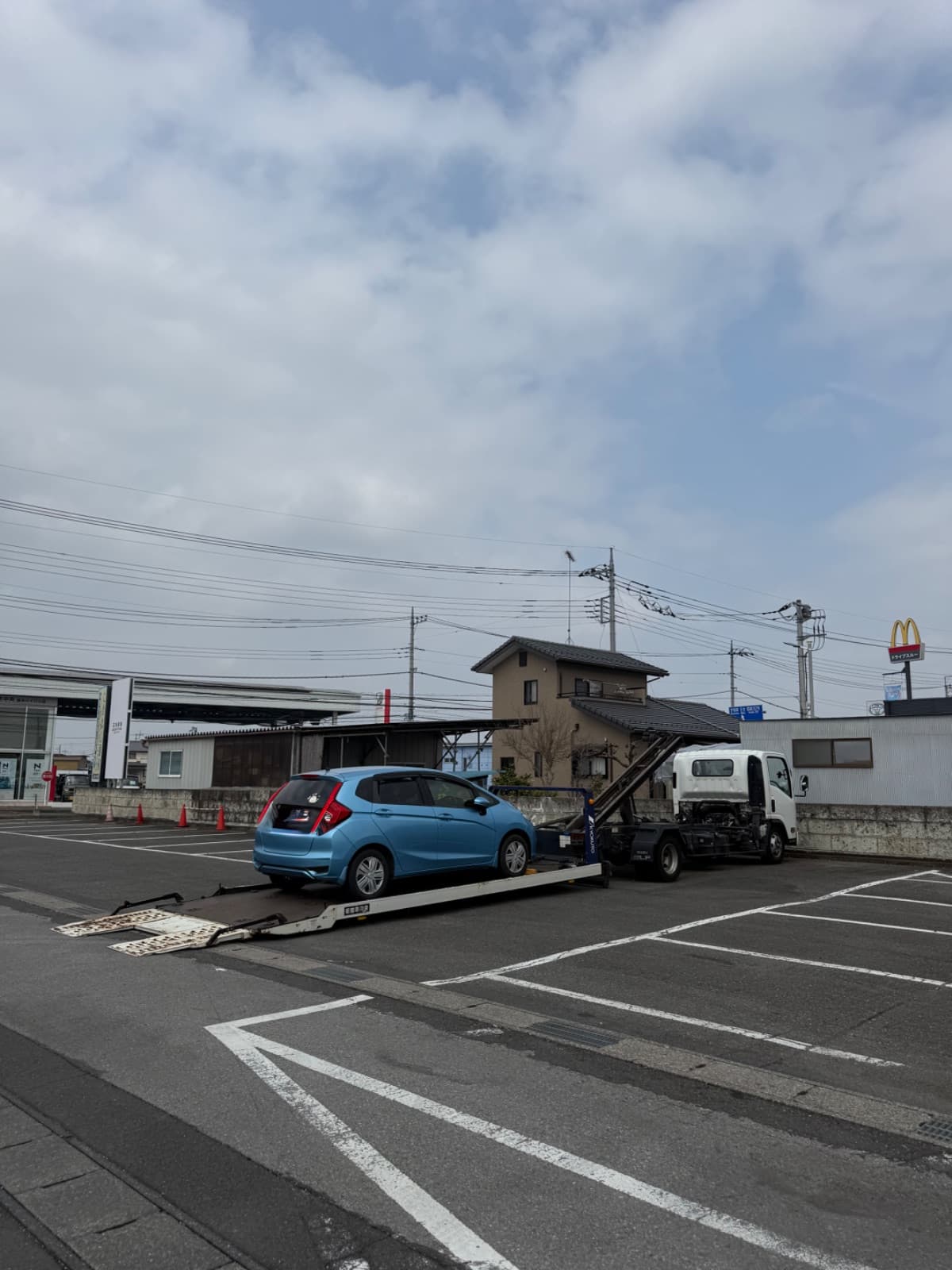 栃木県栃木市でのホンダ フィットのバッテリー上がり救援の様子