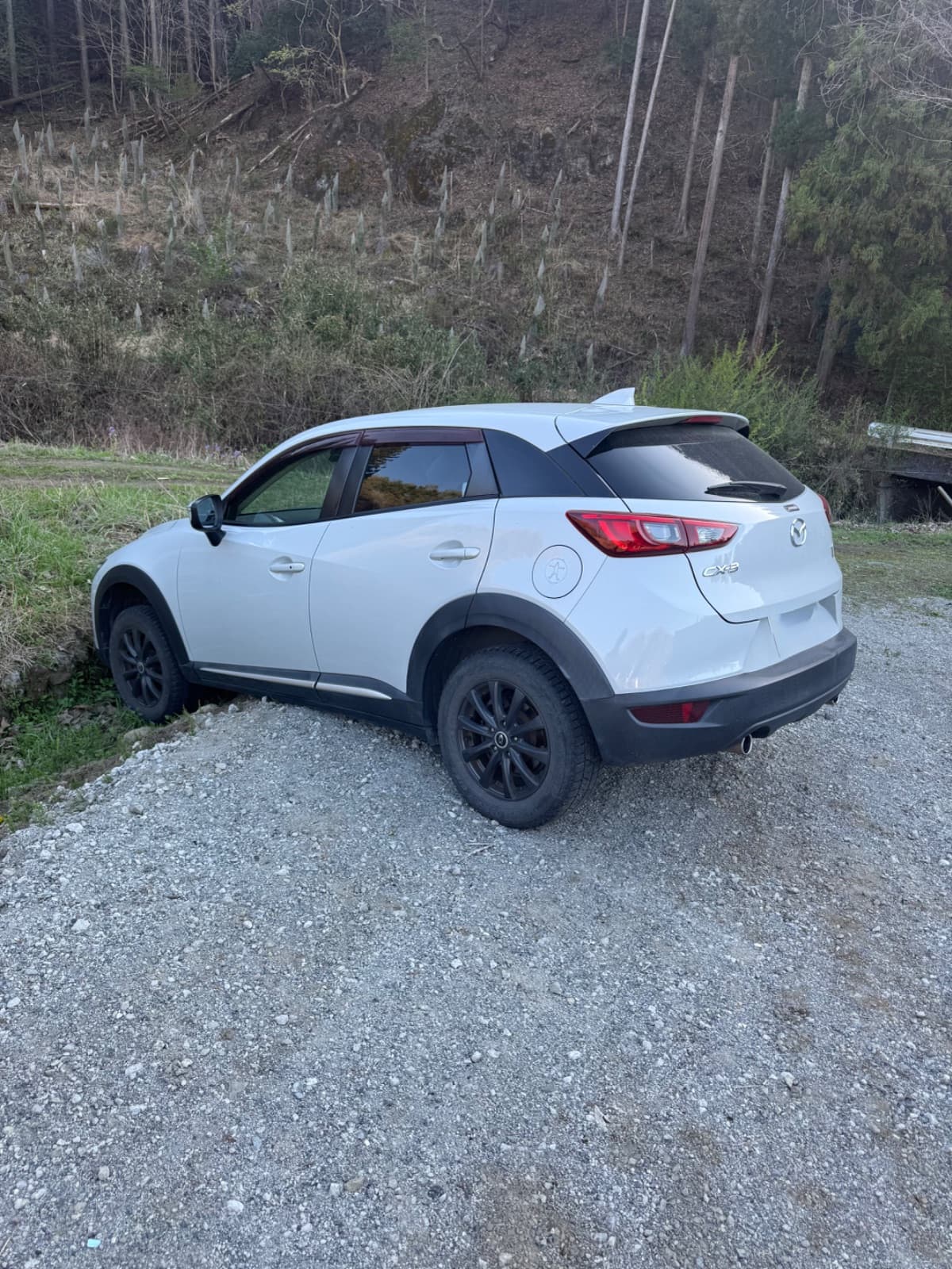 群馬県甘楽町でのマツダ CX-3の脱輪救援の様子