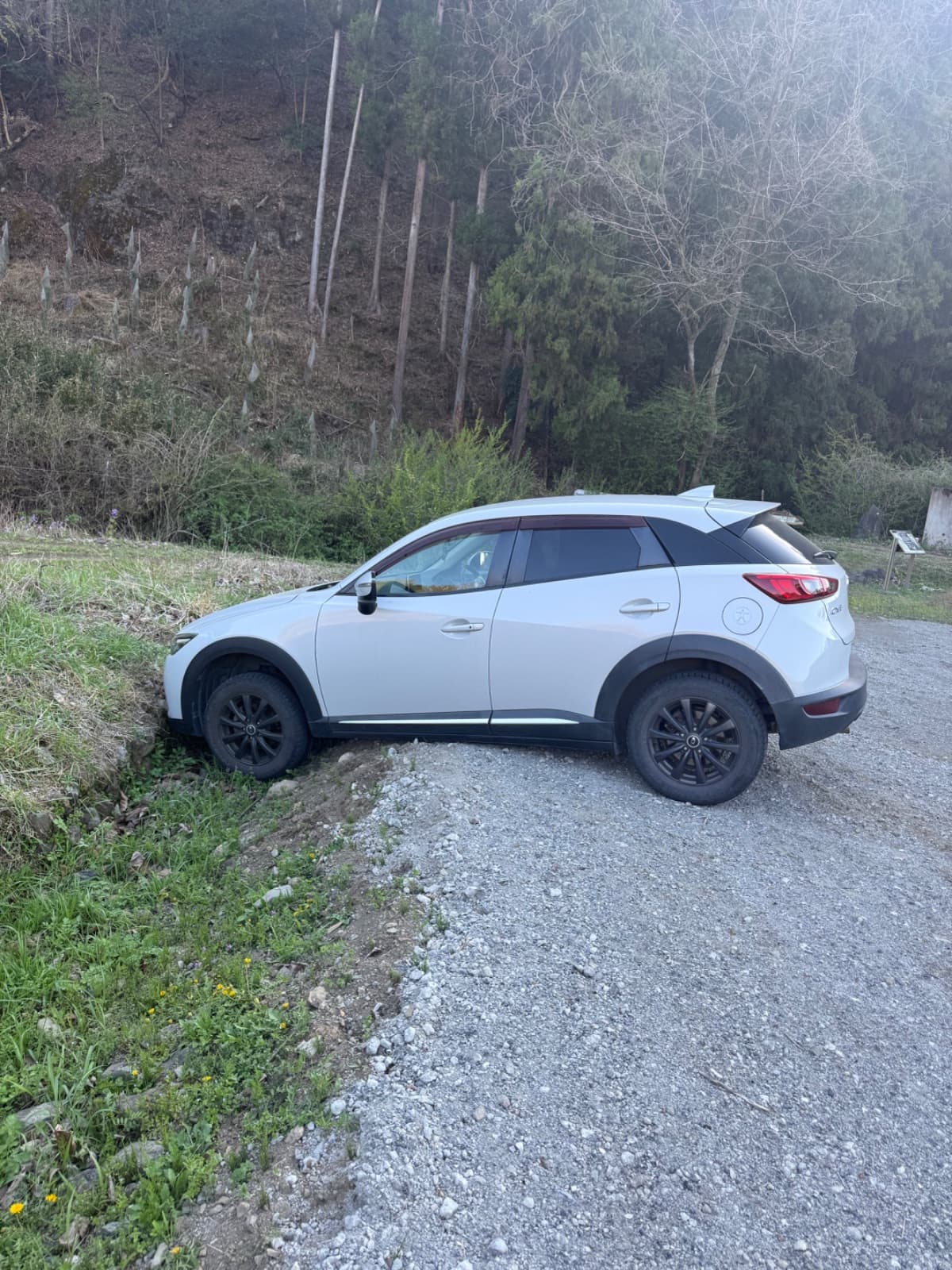 群馬県甘楽町でのマツダ CX-3の脱輪救援の様子