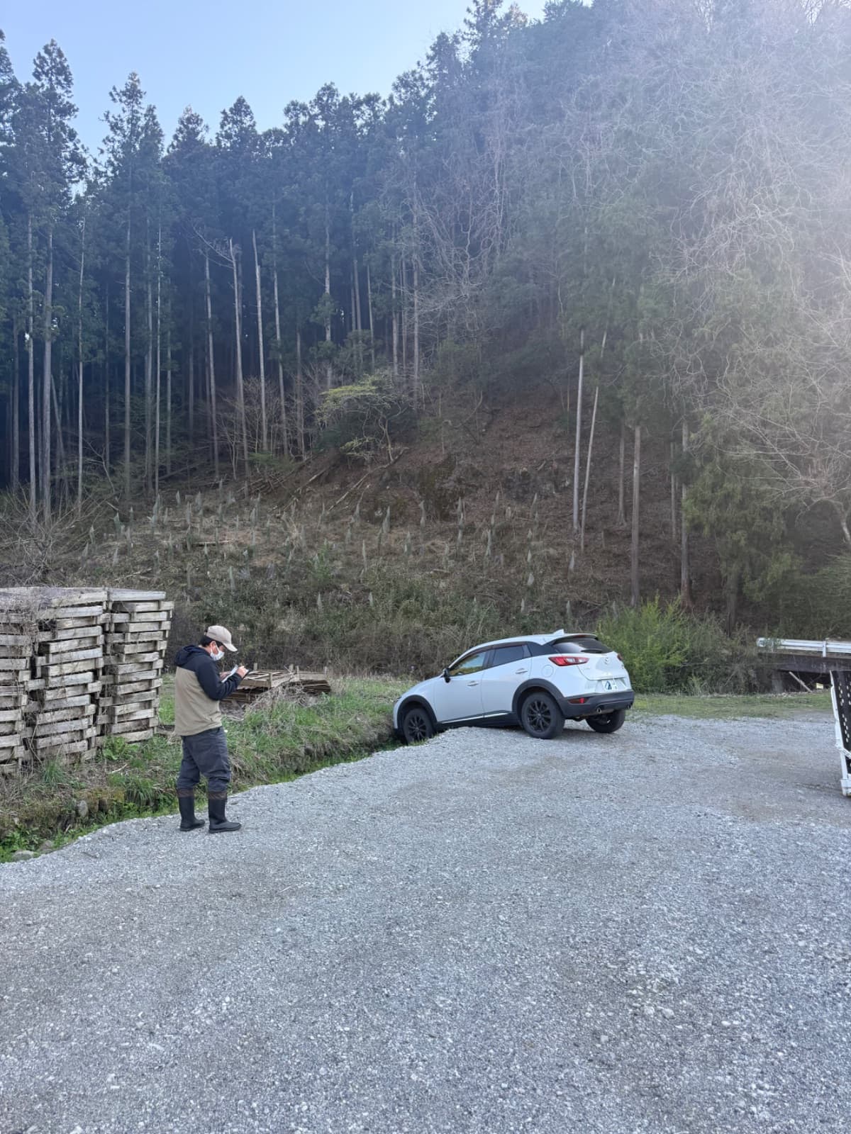 群馬県甘楽町でのマツダ CX-3の脱輪救援の様子