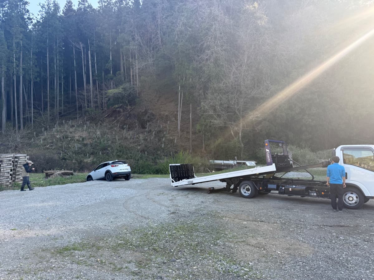 群馬県甘楽町でのマツダ CX-3の脱輪救援の様子
