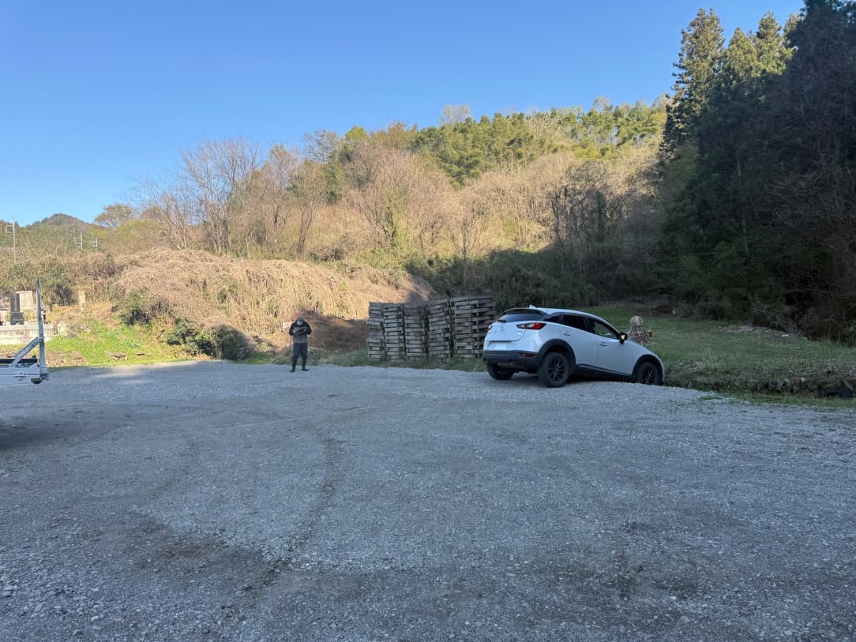 群馬県甘楽町でのマツダ CX-3の脱輪救援の様子