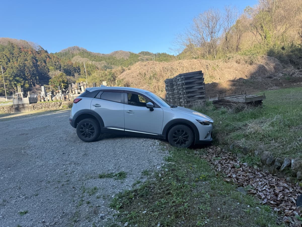 群馬県甘楽町でのマツダ CX-3の脱輪救援の様子