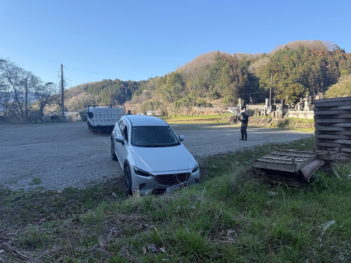 群馬県甘楽町でのマツダ CX-3の脱輪救援の様子
