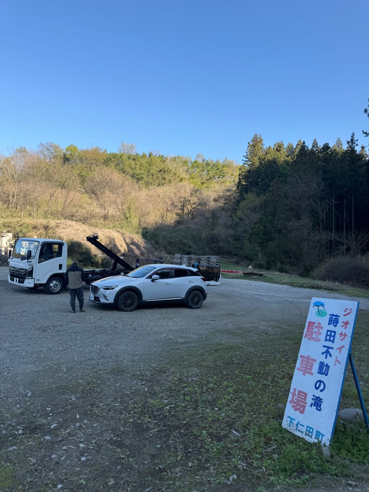 群馬県甘楽町でのマツダ CX-3の脱輪救援の様子