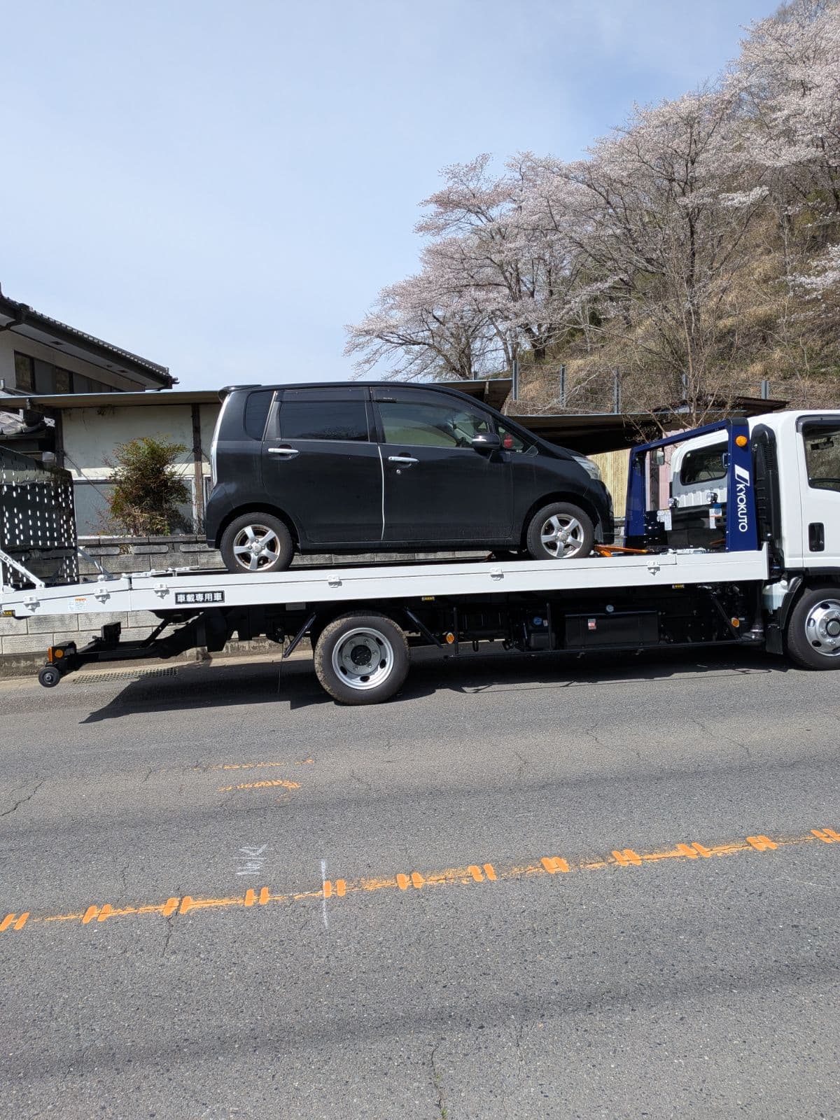 群馬県富岡市でのダイハツ ムーヴのレッカー搬送救援の様子