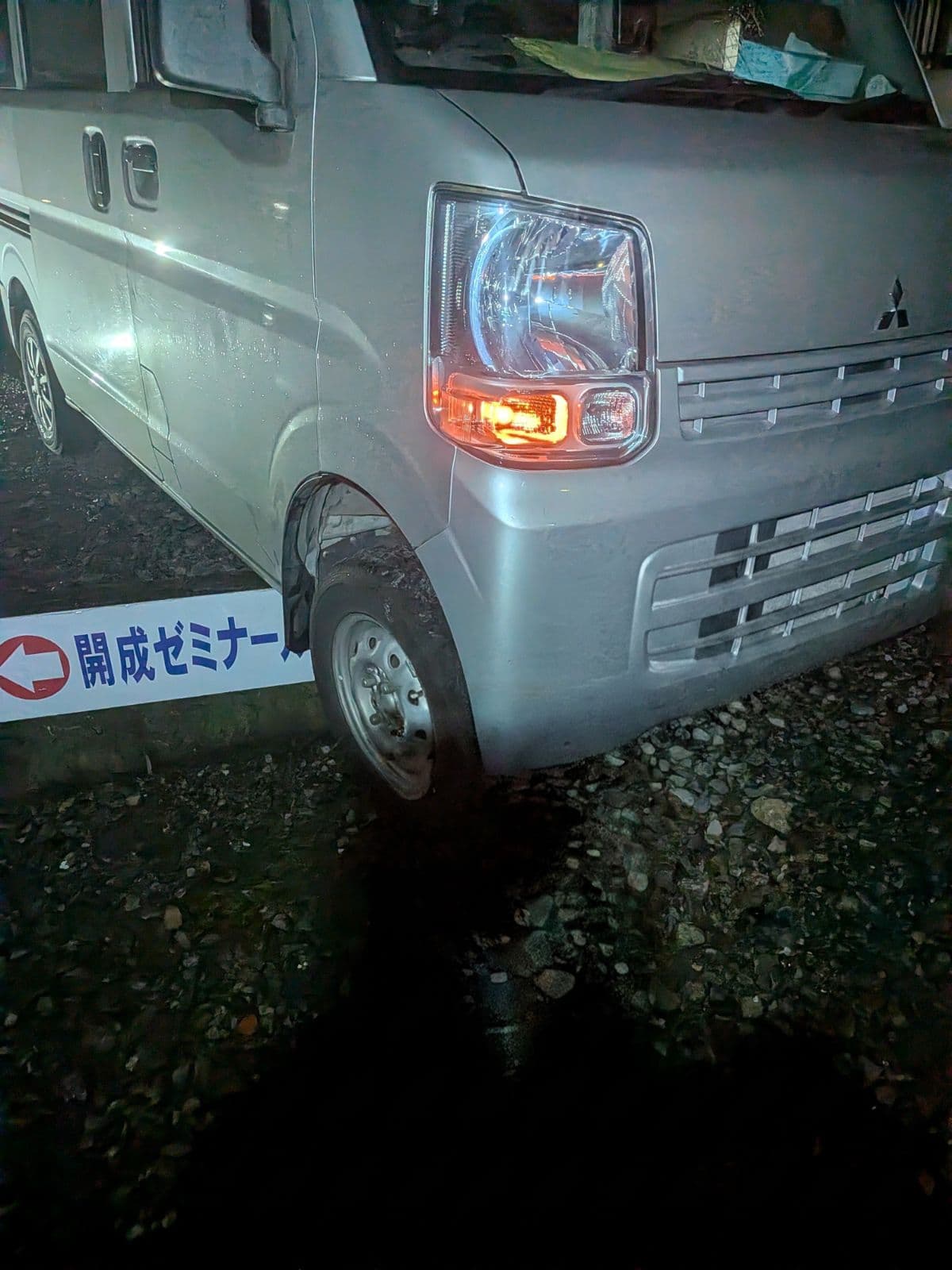 栃木県小山市での三菱 ミニキャブの脱輪 解除救援の様子