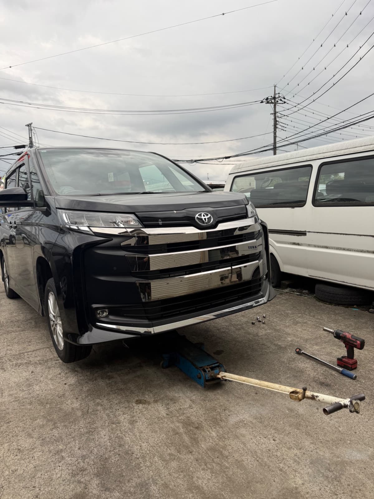 埼玉県蓮田市でのトヨタ NOAHのパンク・タイヤトラブル救援の様子