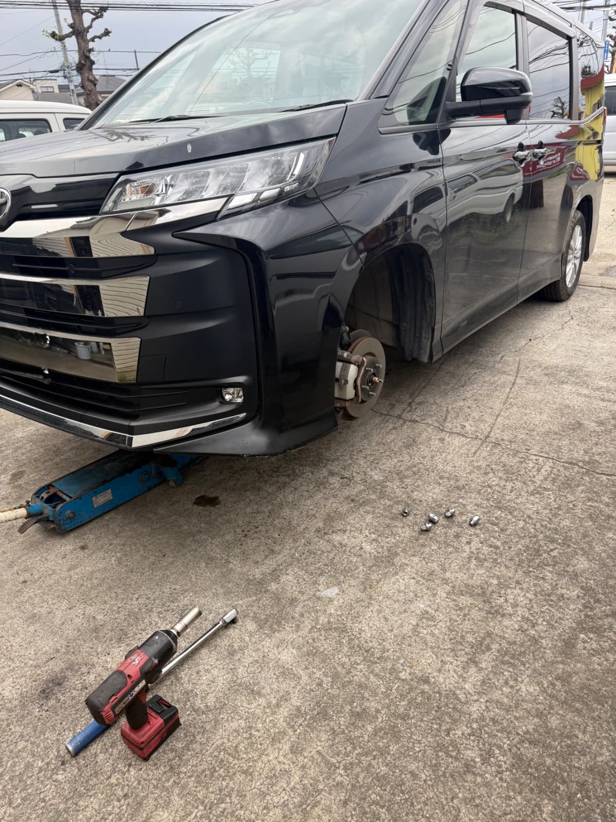 埼玉県蓮田市でのトヨタ NOAHのパンク・タイヤトラブル救援の様子