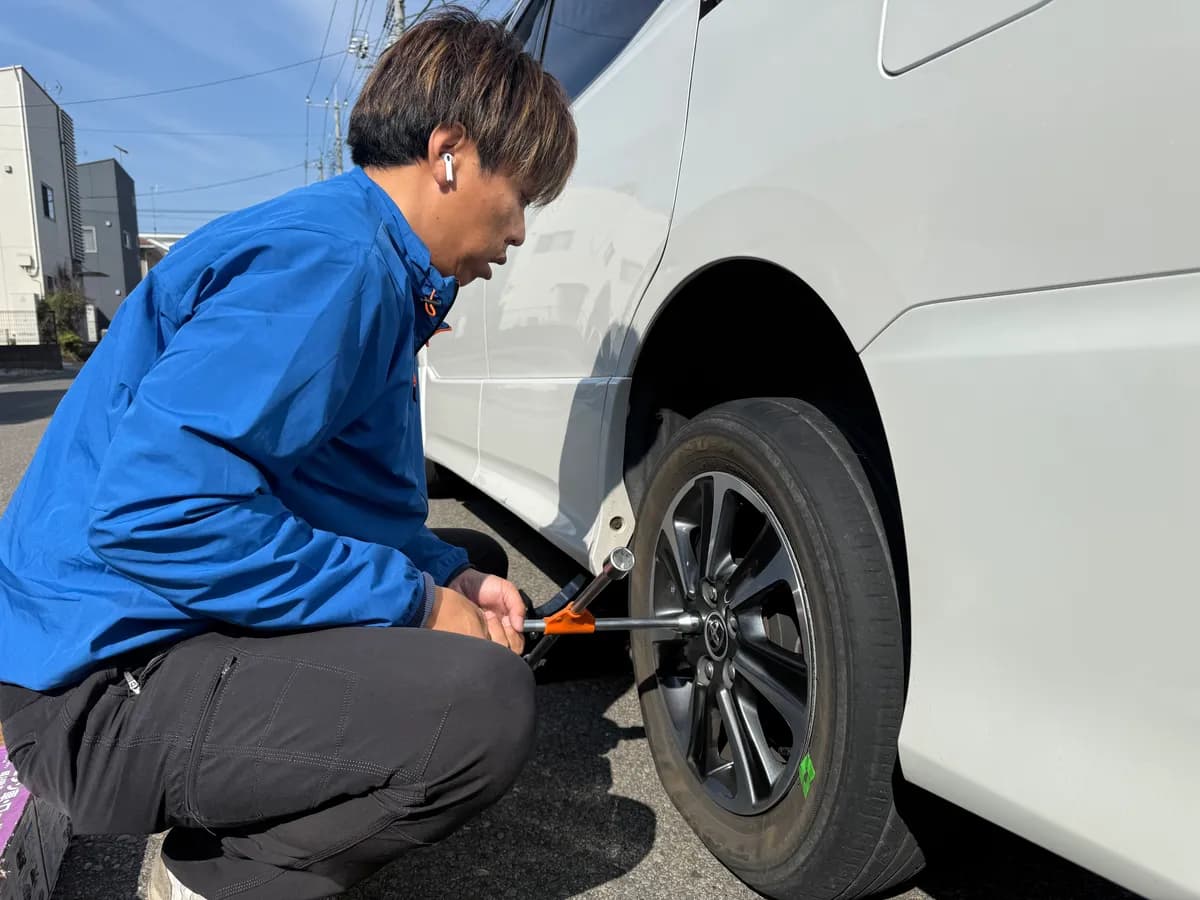 群馬県太田市でのトヨタ voxyのパンク・タイヤトラブル救援の様子