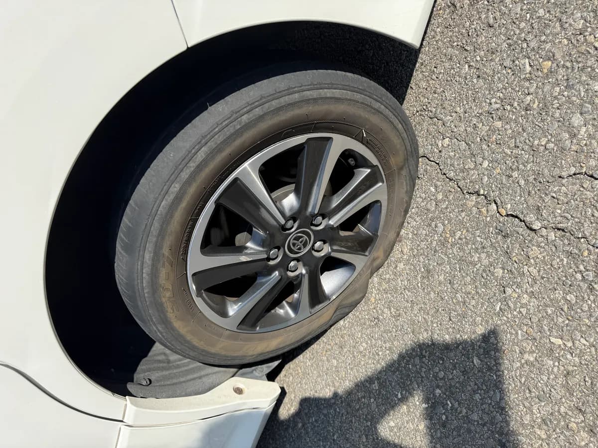 群馬県太田市でのトヨタ voxyのパンク・タイヤトラブル救援の様子