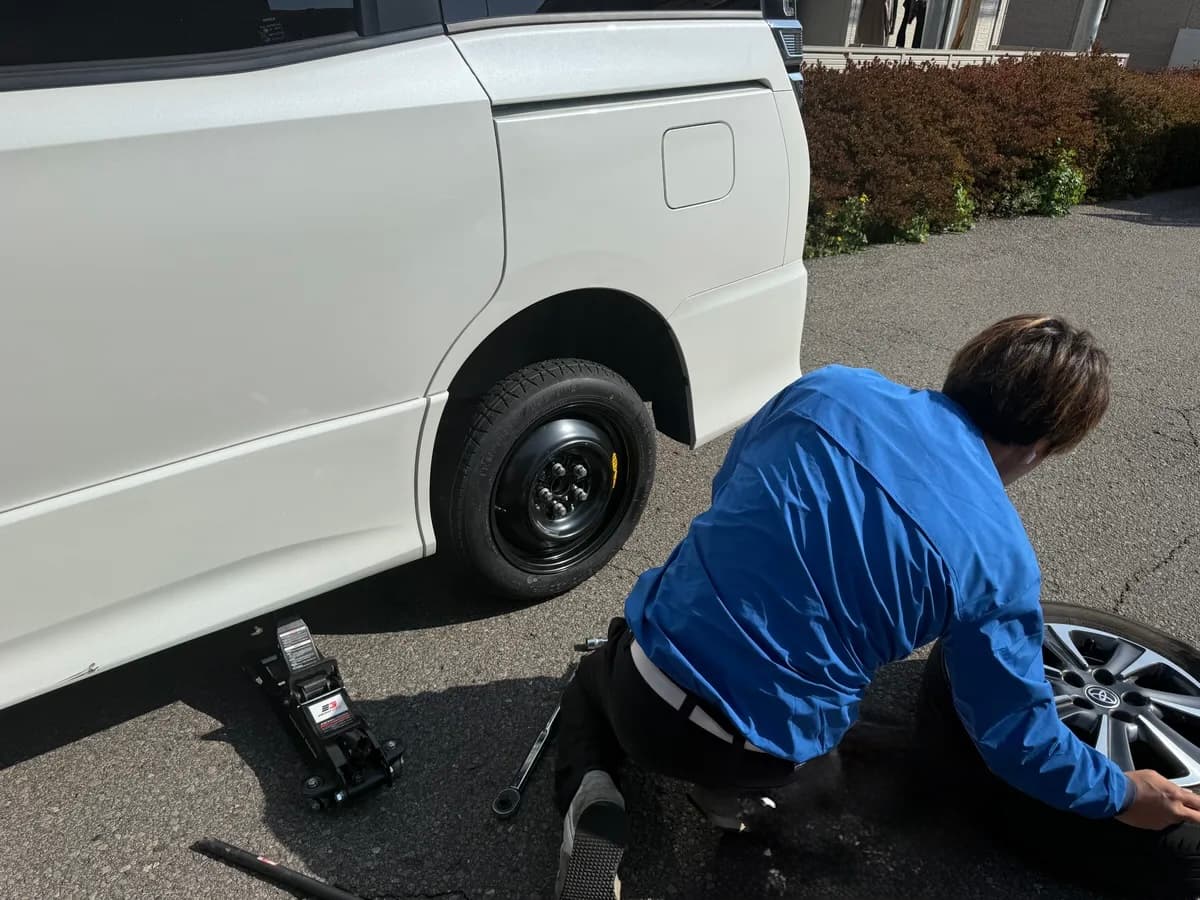群馬県太田市でのトヨタ voxyのパンク・タイヤトラブル救援の様子