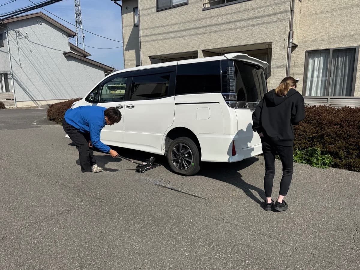 群馬県太田市でのトヨタ voxyのパンク・タイヤトラブル救援の様子