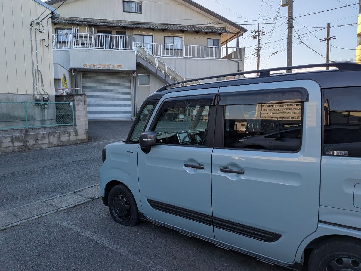 群馬県前橋市でのスズキ スペーシアのパンク・タイヤトラブル救援の様子