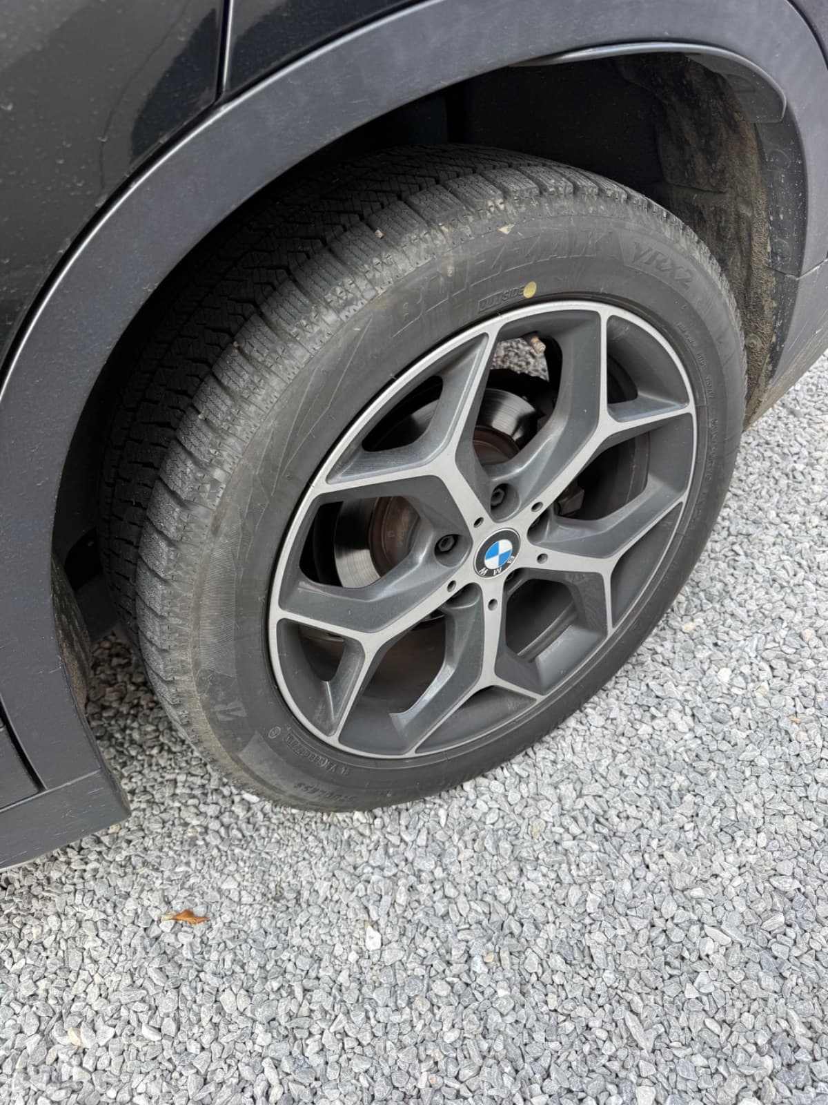 群馬県前橋市でのBMW x1のパンク・タイヤトラブル救援の様子