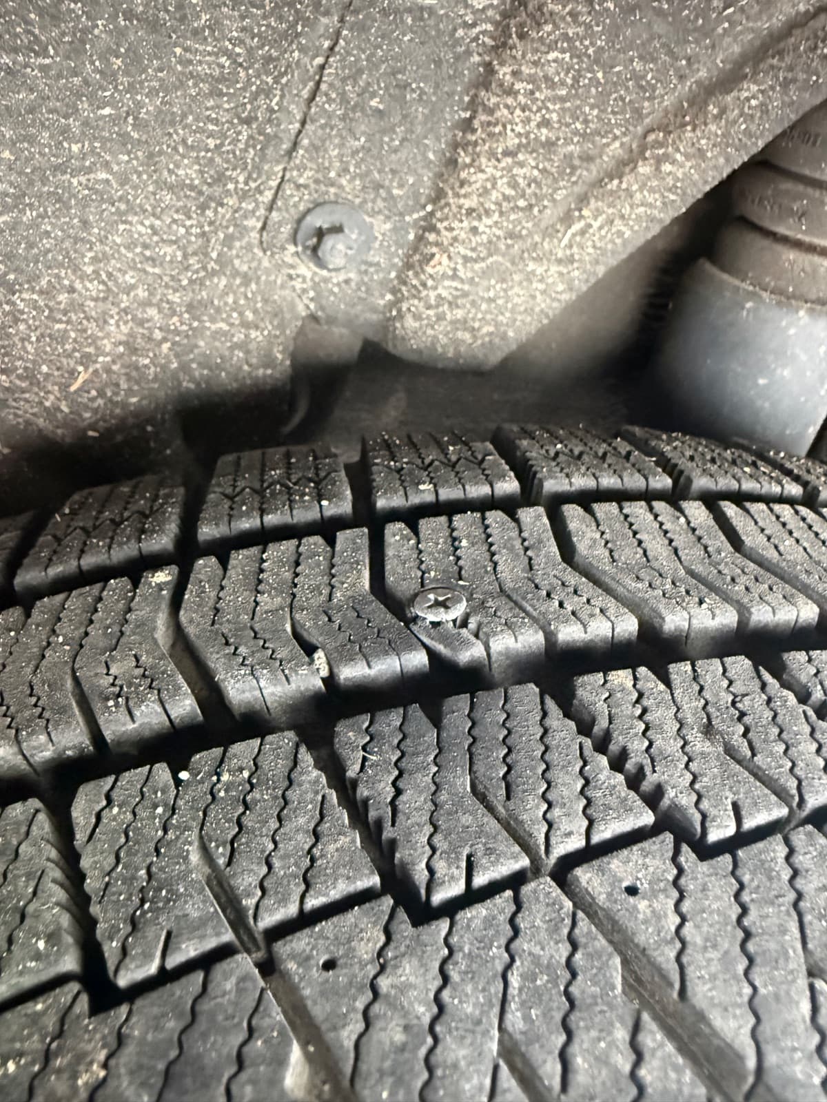 群馬県前橋市でのBMW x1のパンク・タイヤトラブル救援の様子