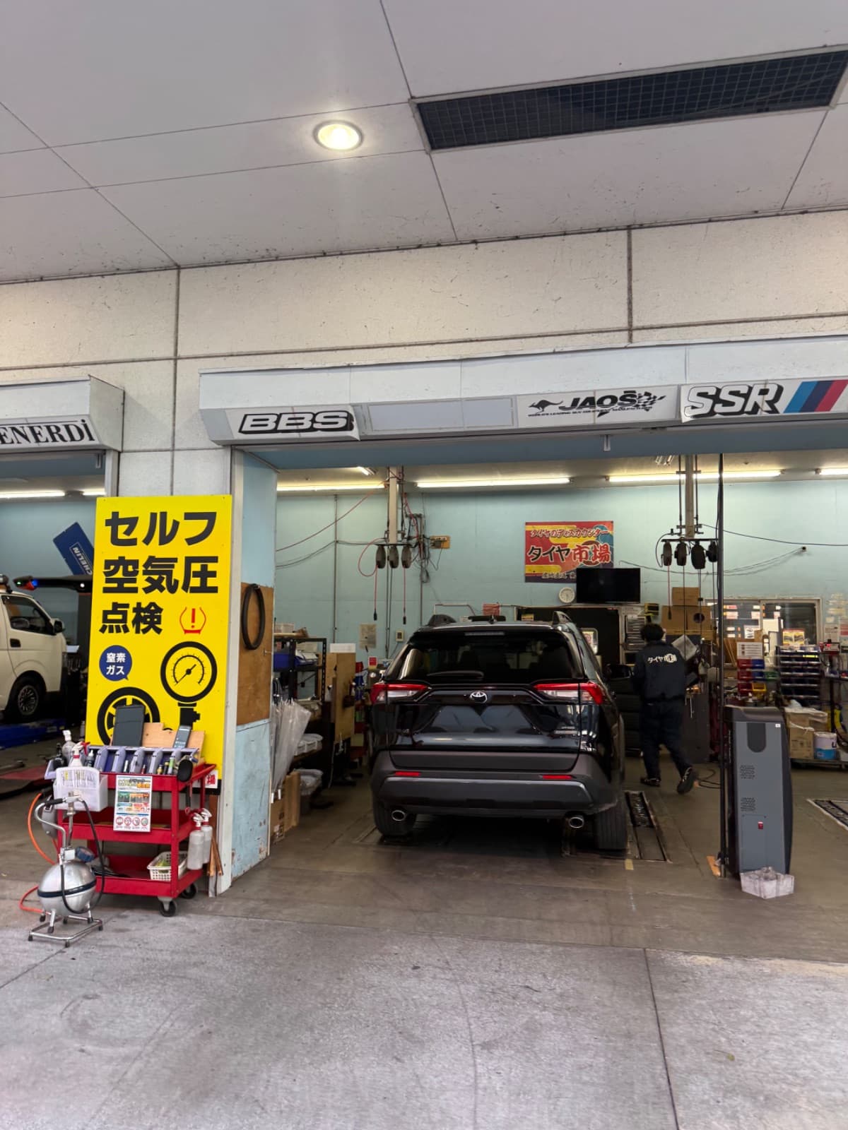 群馬県伊勢崎市でのトヨタ RAV4のパンク・タイヤトラブル救援の様子