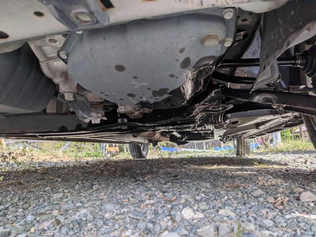 群馬県桐生市での日産 デイズの縁石取り上げ車体下が破損救援の様子