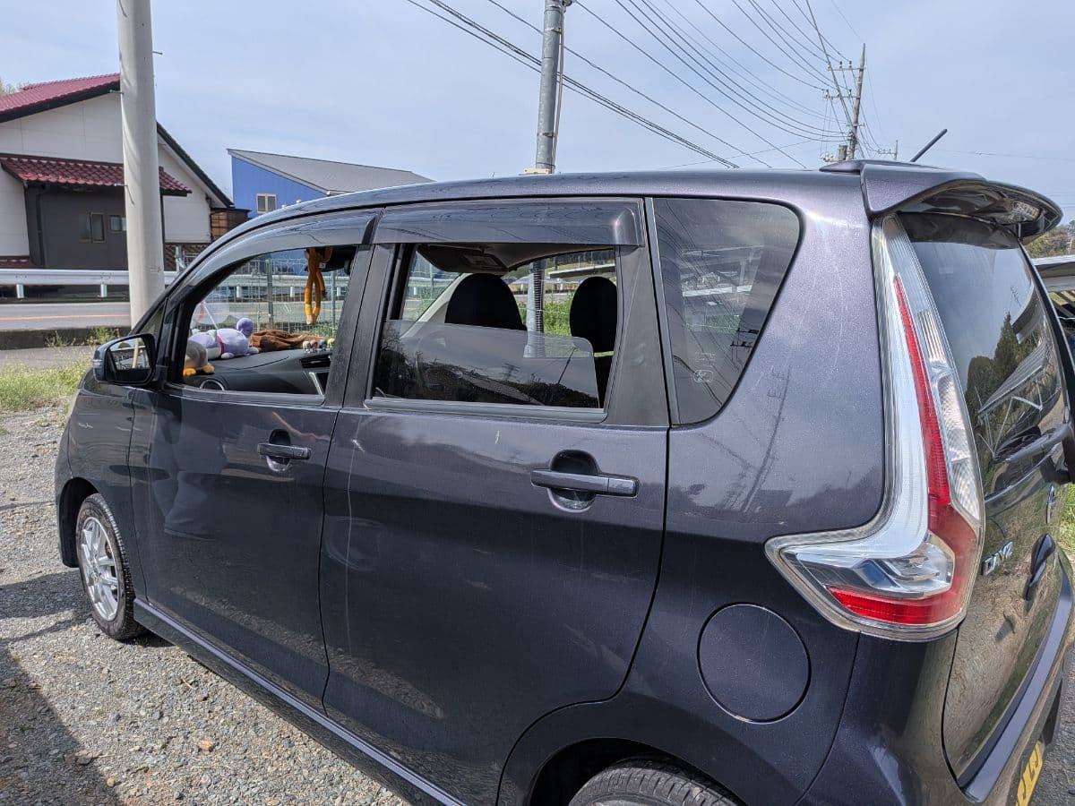 群馬県桐生市での日産 デイズの縁石取り上げ車体下が破損救援の様子