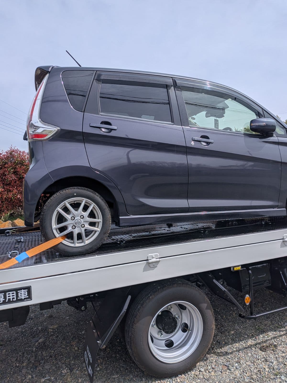 群馬県桐生市での日産 デイズの縁石取り上げ車体下が破損救援の様子