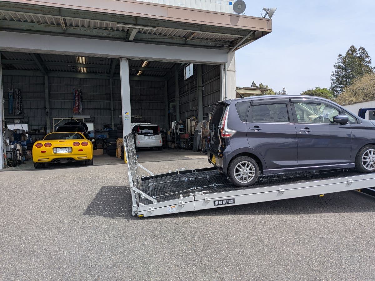 群馬県桐生市での日産 デイズの縁石取り上げ車体下が破損救援の様子