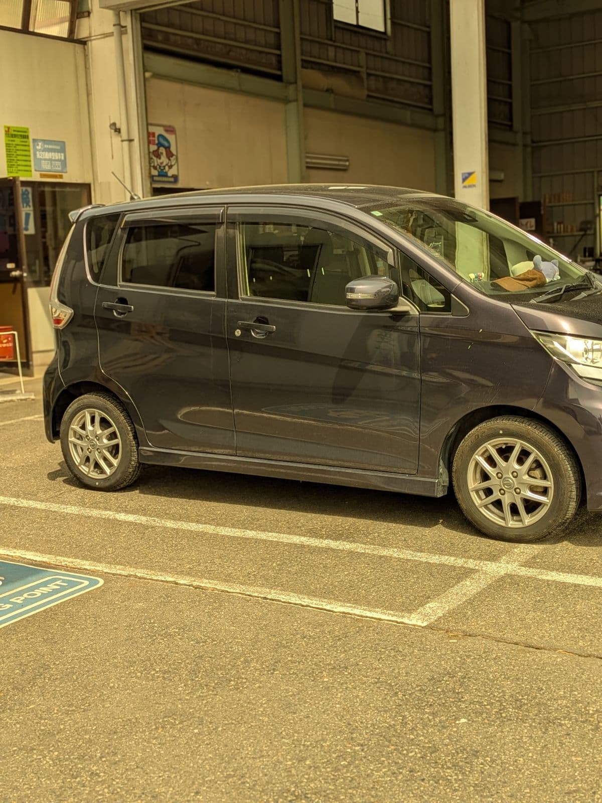 群馬県桐生市での日産 デイズの縁石取り上げ車体下が破損救援の様子