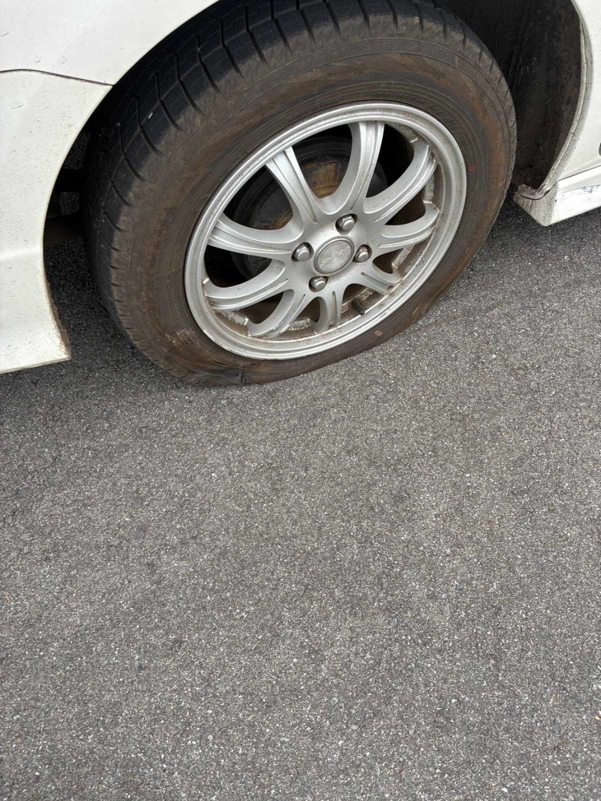 栃木県宇都宮市でのホンダ フィットシャトルのパンク・タイヤトラブル救援の様子