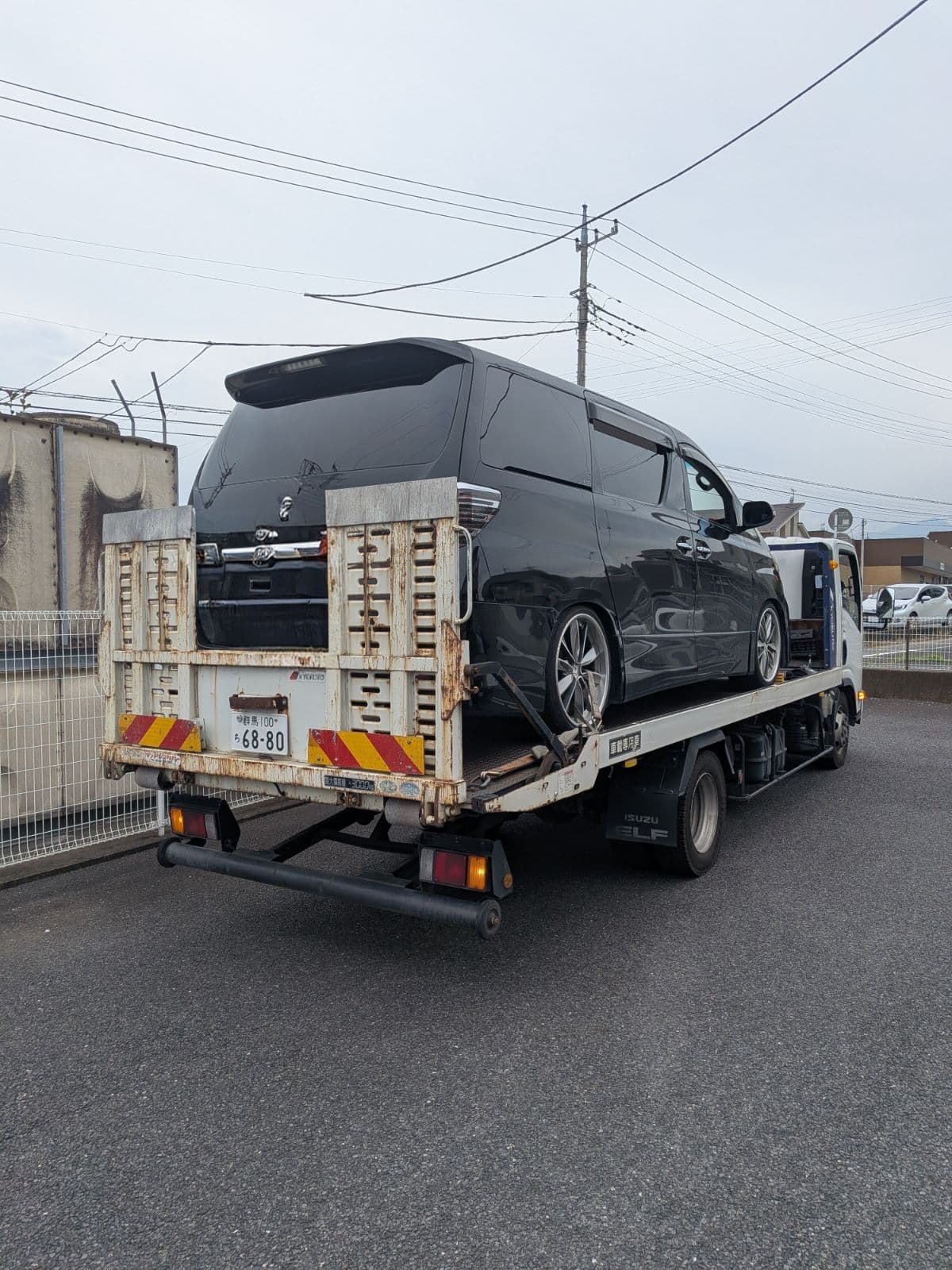 群馬県伊勢崎市でのトヨタ ヴェルファイアのレッカー搬送救援の様子